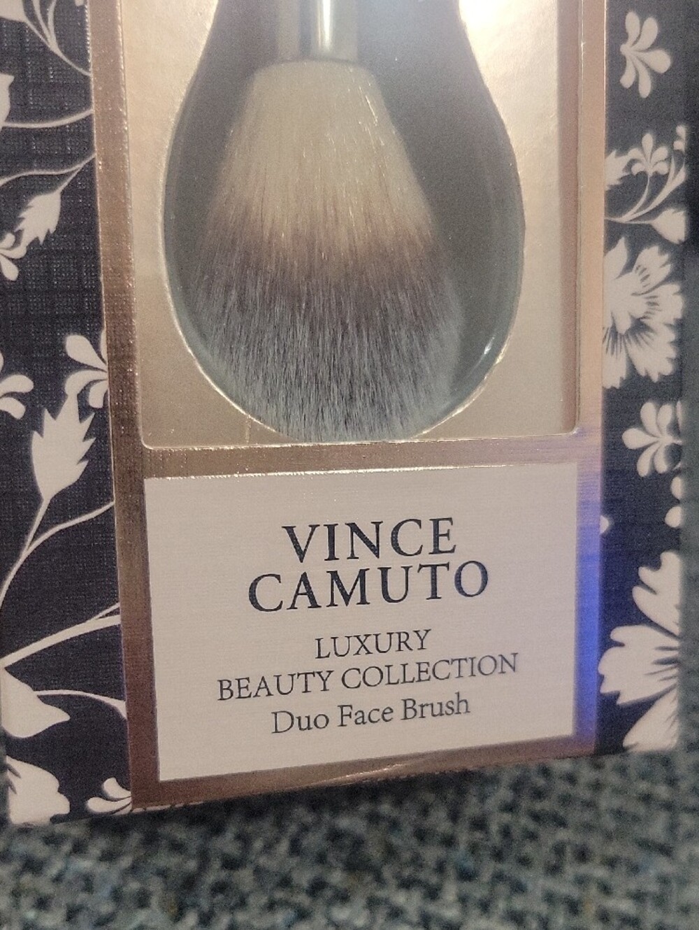 VINCE CAMUTO Dual-Ended Face Brush (for 1) - Picture 4 of 9